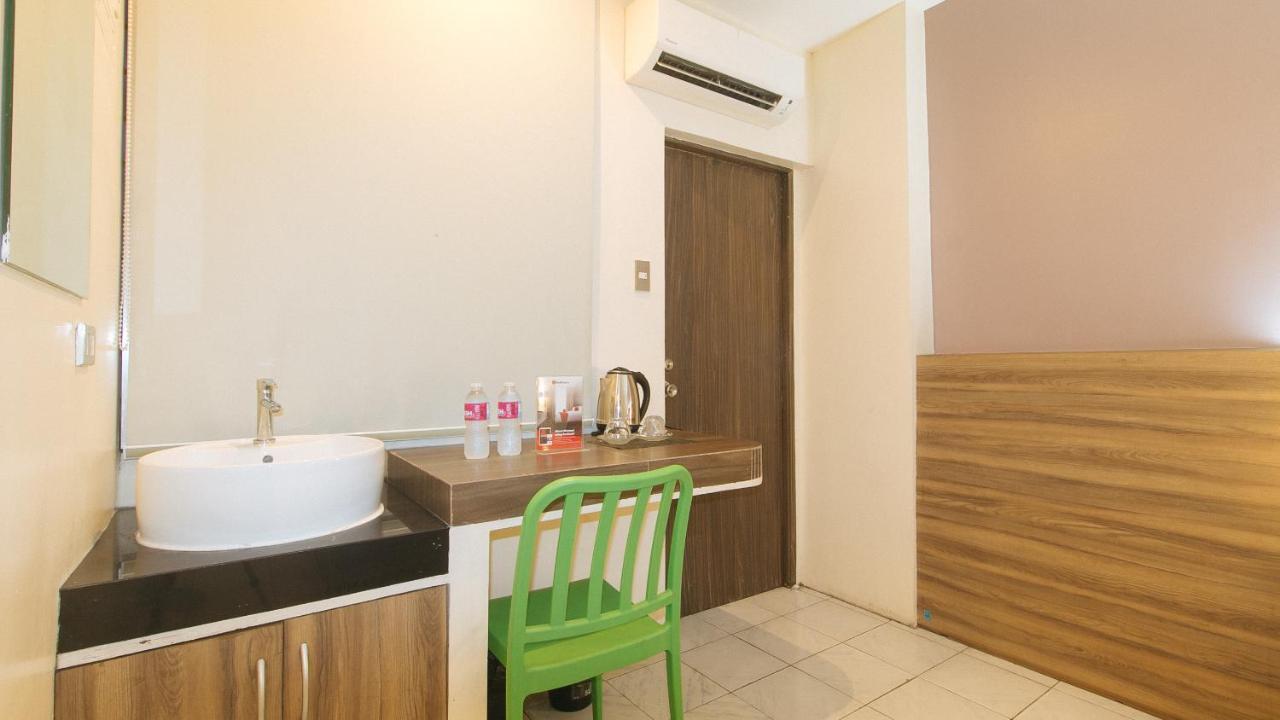 Reddoorz At V Plaza Hotel Manila Exteriör bild